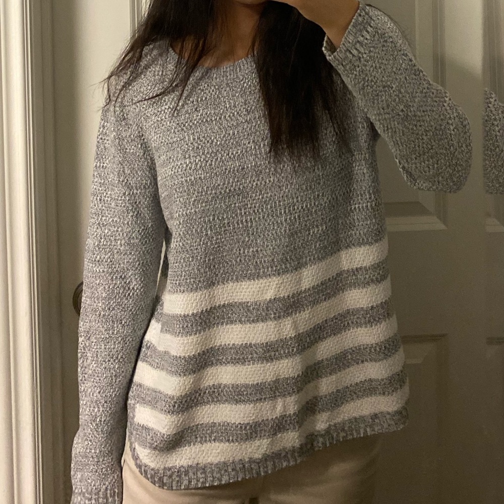 gray long sleeve sweater